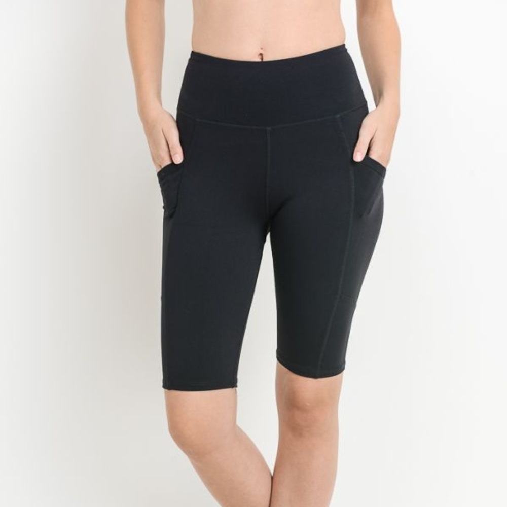 High Waist Short Leggings Featuring Side Pockets - Picture 2 of 8